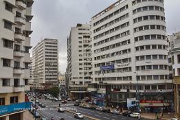 Image du Maroc Professionnelle de  L’ouverture de l’Avenue de la République l’actuelle Avenue des Forces Armées Royales (F. A. R.) a eu lieu en 1953. Elle fait partie des plus importantes artères de la ville où plusieurs sociétés marocaines et étrangères avaient établi leur siège, Lundi 6 Juillet 2009. (Photo / Abdeljalil Bounhar) 